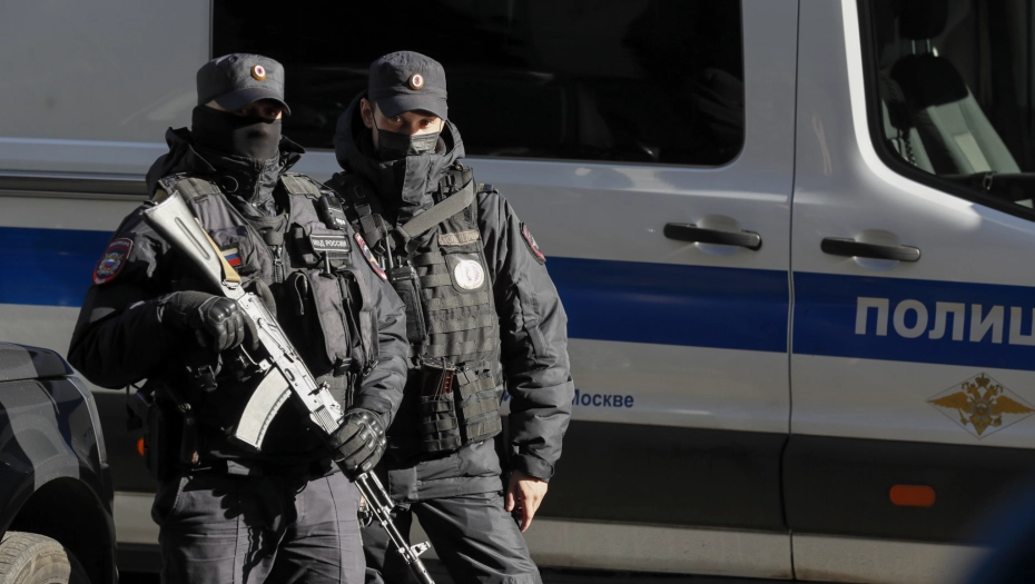 DRAMATIČNE SCENE U NOĆNIM KLUBOVIMA U MOSKVI! Policija masovno hapsi zbog LGBTQ+ propagande!